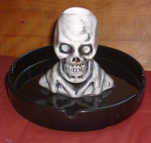 Skull ashtray with black base